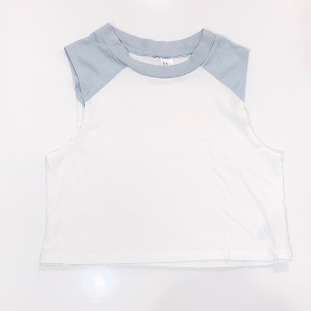 baby blue crop top☁️⚡️